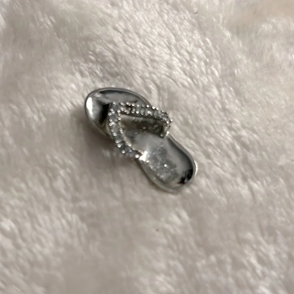 🩴 RHINESTONE CRYSTAL EMBELLISHED SILVER FLIP FLOP PENDANT - Picture 2 of 6